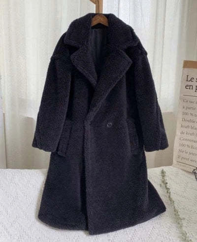 Stylish women's lapel lamb fleece winter coat with faux fur detailing and pockets