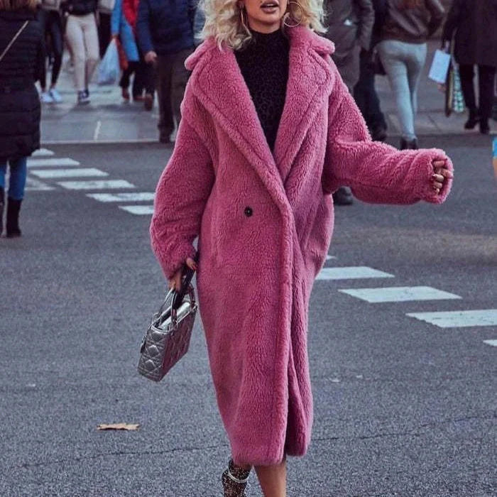 Stylish women's lapel lamb fleece winter coat with faux fur detailing and pockets