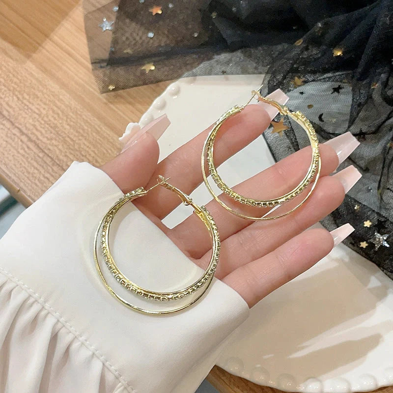 Elegant geometric metal earrings for women in gold and silver finishes