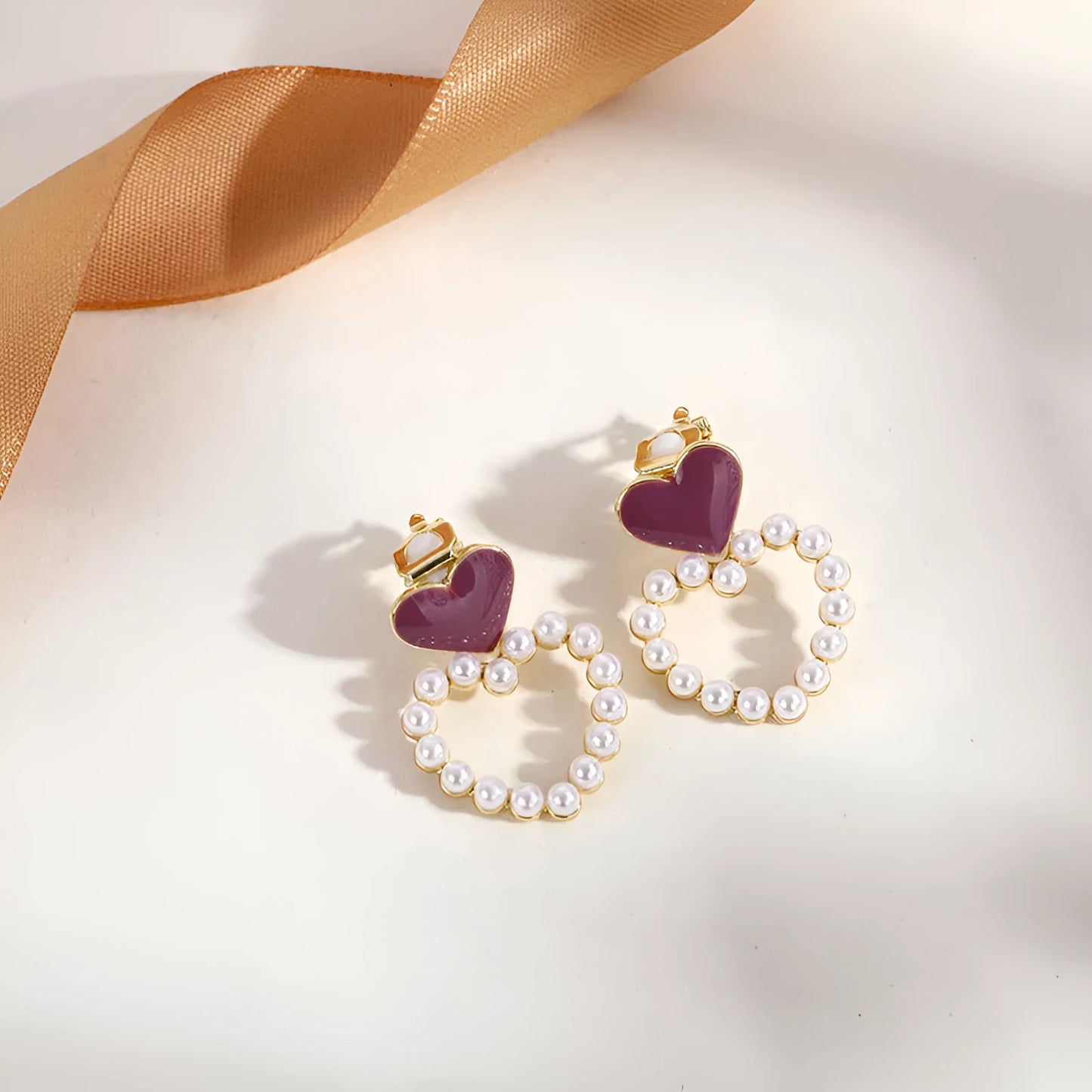 Geometric tassel non-piercing ear clips in brass and electro-stainless steel with a retro style.