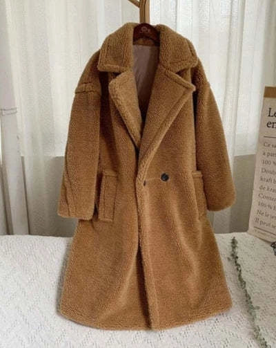 Stylish women's lapel lamb fleece winter coat with faux fur detailing and pockets