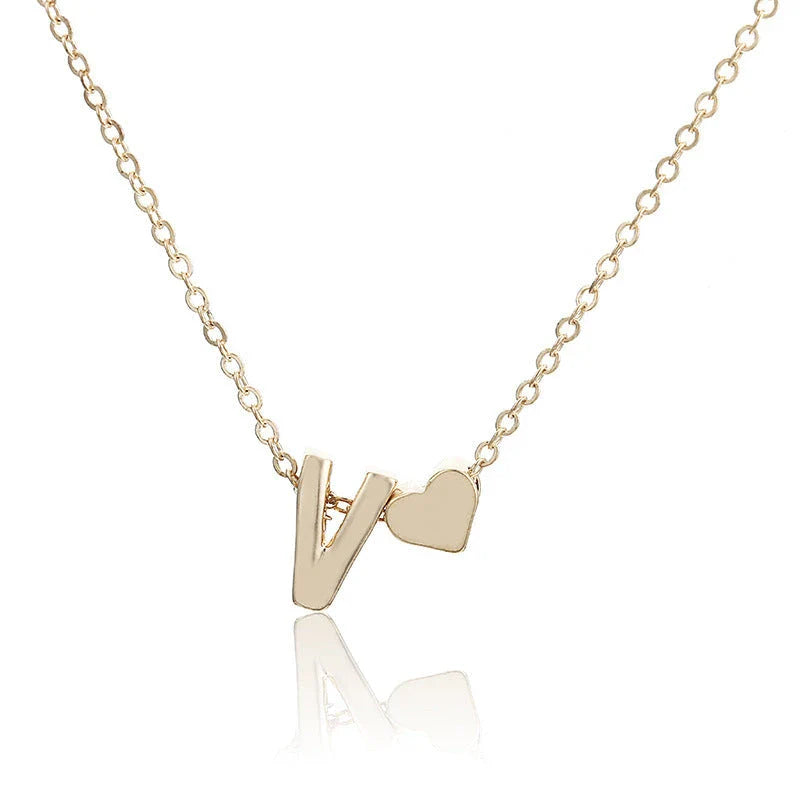 Heart-shaped pendant necklace made of high-quality alloy material with adjustable chain length