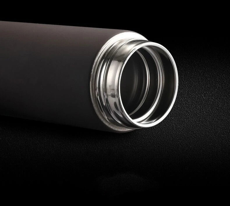 Premium business mug with touch-sensitive temperature display, made of durable stainless steel in sleek black, red, and blue colors