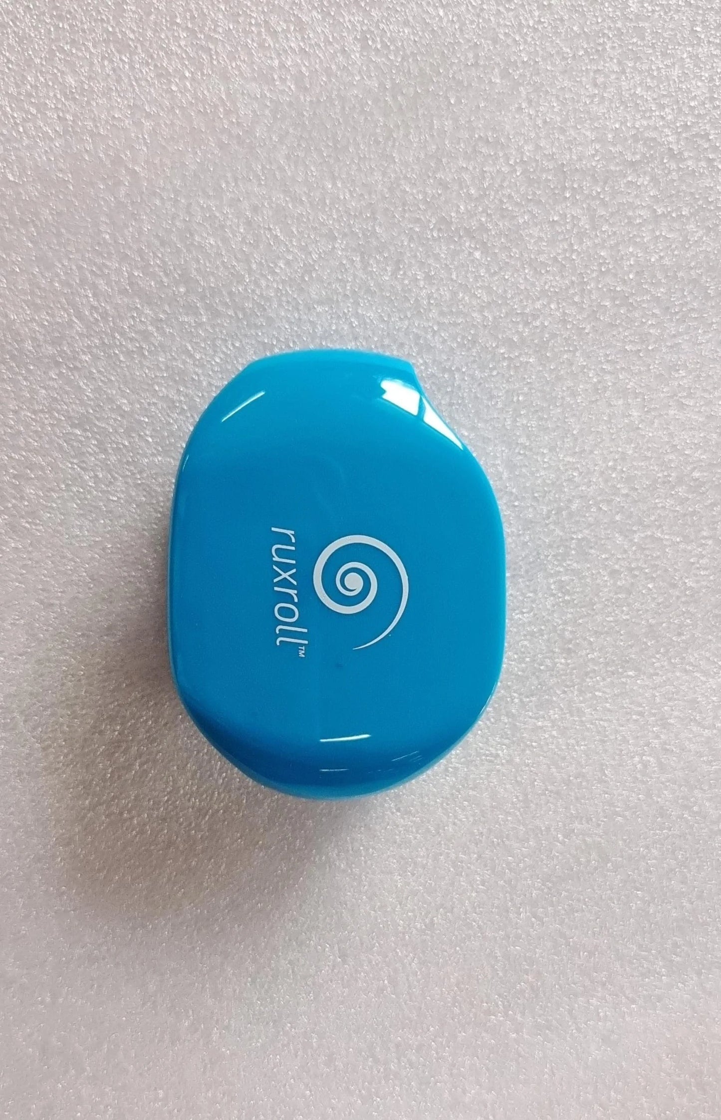 Automatic earphone cable winder in various colours, designed to keep earphone cords tidy and organised