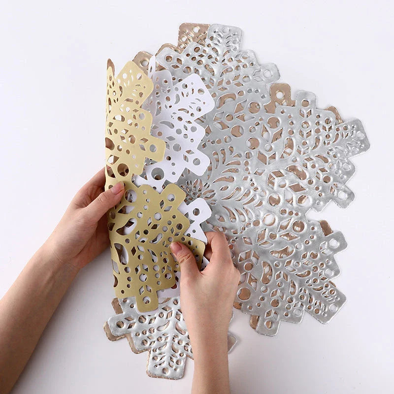 Snowflake-patterned heat-resistant placemats in gold and silver colors, ideal for holiday table settings and decor