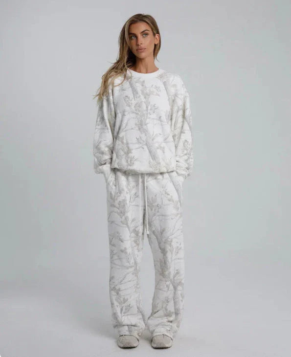 Stylish camo-printed hoodie and jogger set with 3D maple leaf design for autumn/winter fashion
