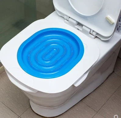 A modern, durable cat toilet trainer with a sleek design that makes potty training your feline friend easy and mess-free.