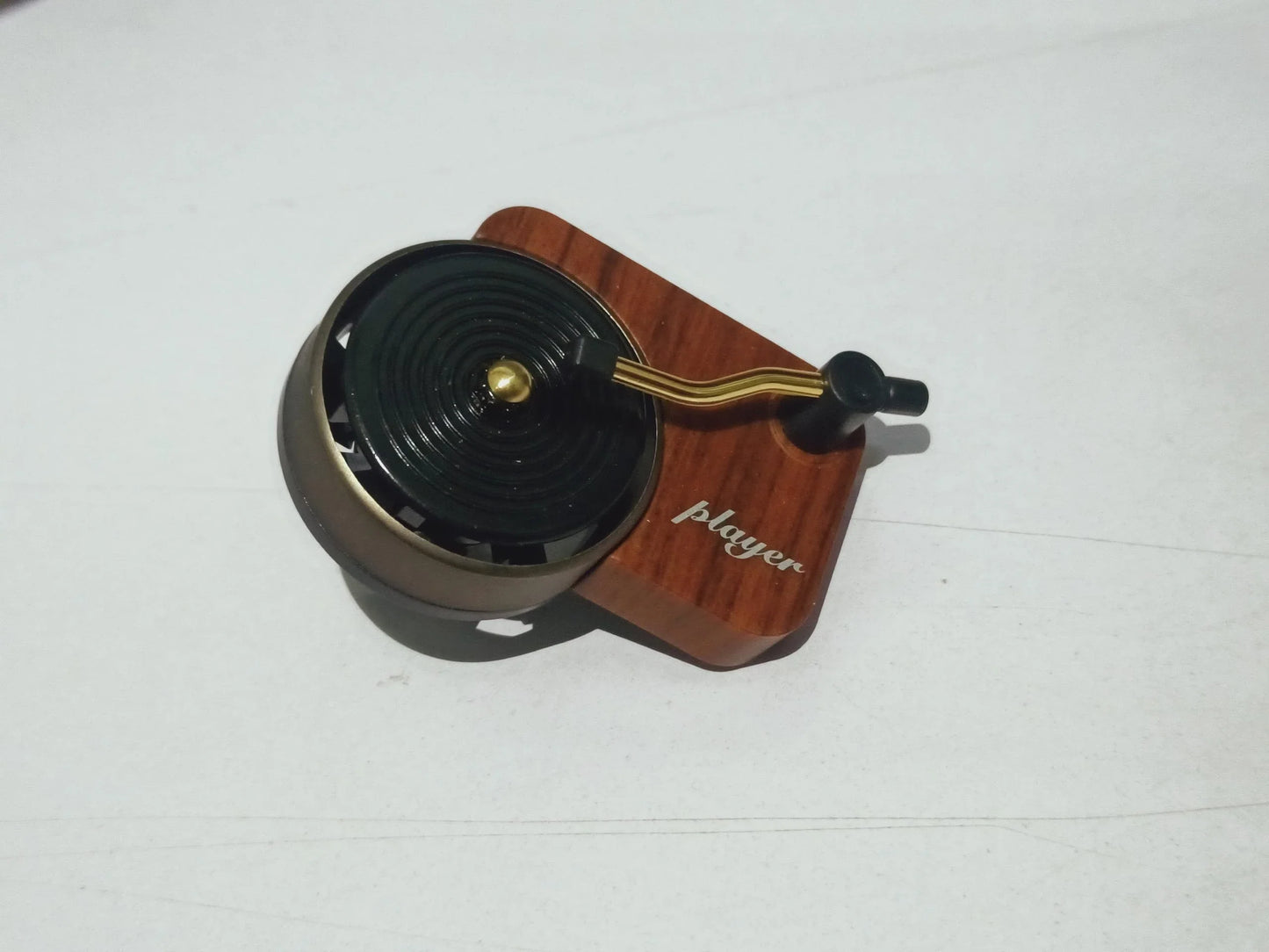 Classic Aroma-Diffusing Record Player Decoration - A unique and elegant home decor piece that diffuses soothing fragrances throughout your living space.