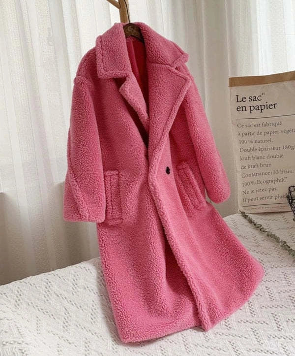 Stylish women's lapel lamb fleece winter coat with faux fur detailing and pockets