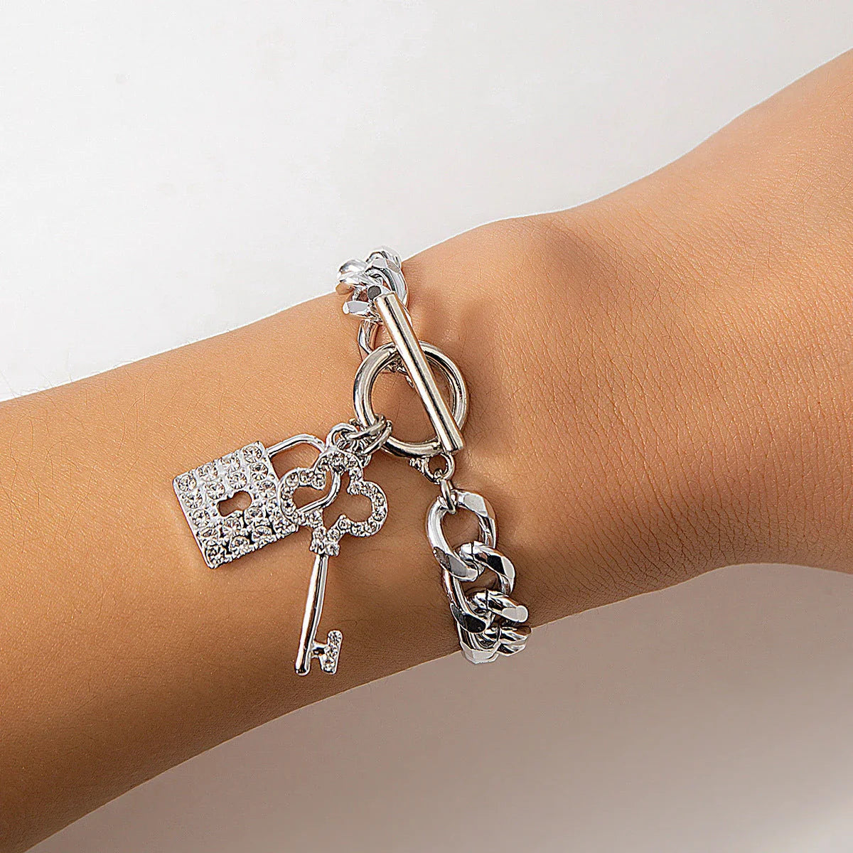 Elegant chain necklace and bracelet set with shiny lock and key pendant, fashionable ladies accessories