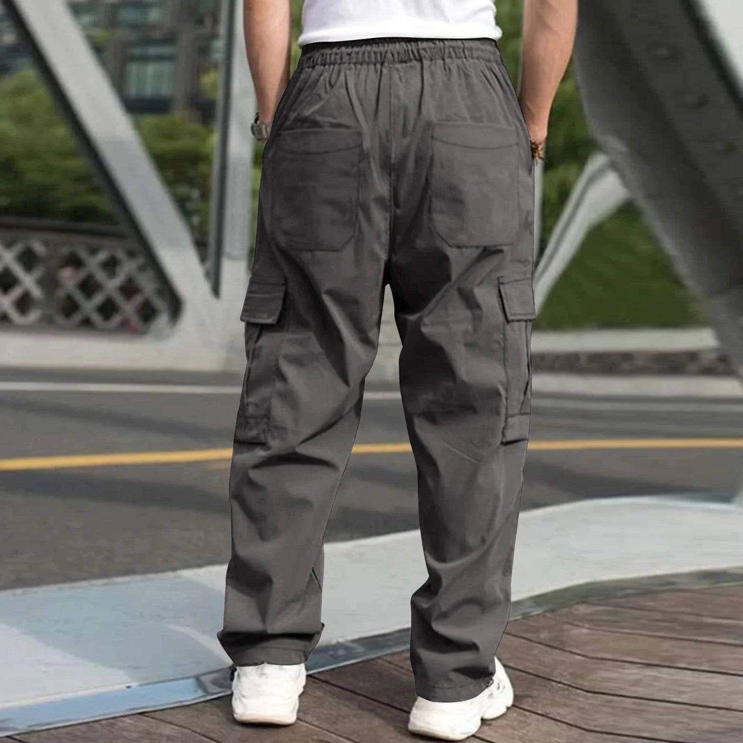 Casual cargo trousers for men in a relaxed, straight-leg fit with a drawstring waist and multiple pockets