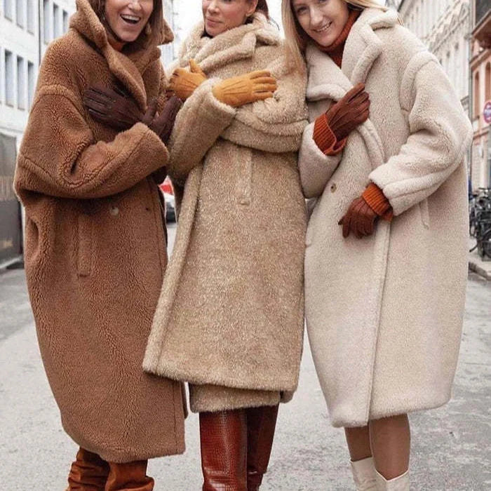 Stylish women's lapel lamb fleece winter coat with faux fur detailing and pockets