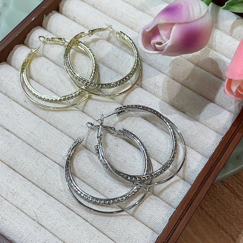 Elegant geometric metal earrings for women in gold and silver finishes
