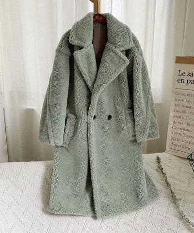 Stylish women's lapel lamb fleece winter coat with faux fur detailing and pockets
