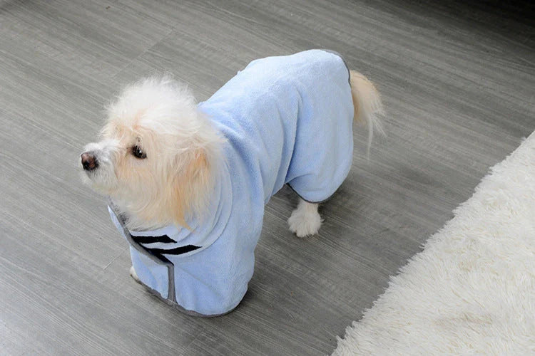 Plush, absorbent dog bathrobes in various colors and sizes to quickly dry pets after baths or outdoor activities