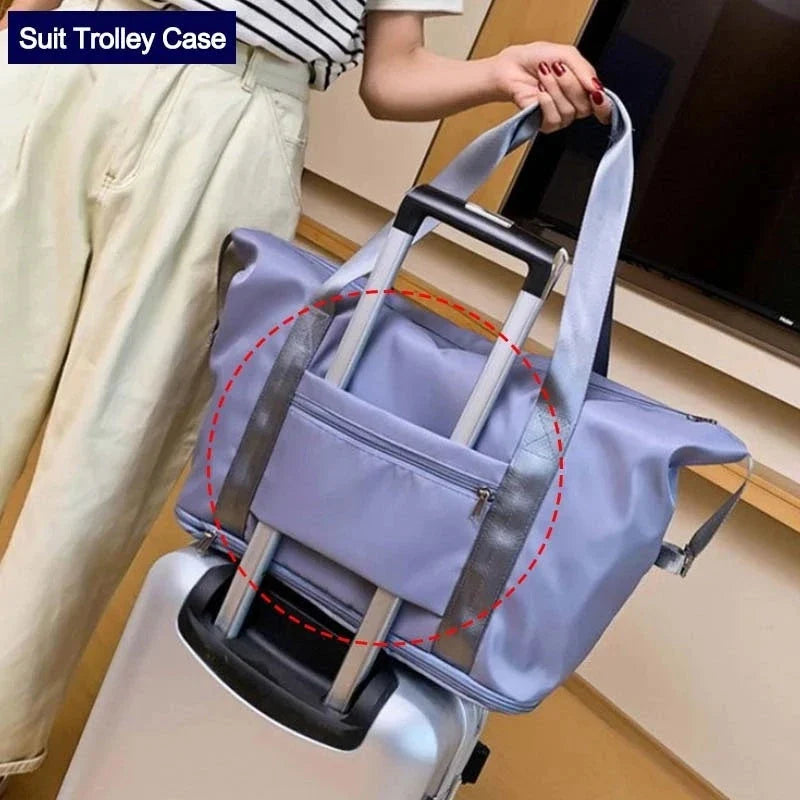 Stylish and spacious foldable travel bag for women, featuring a water-resistant Oxford cloth construction, multiple pockets, and convenient carrying options.
