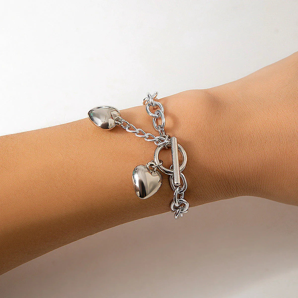 Elegant chain necklace and bracelet set with shiny lock and key pendant, fashionable ladies accessories