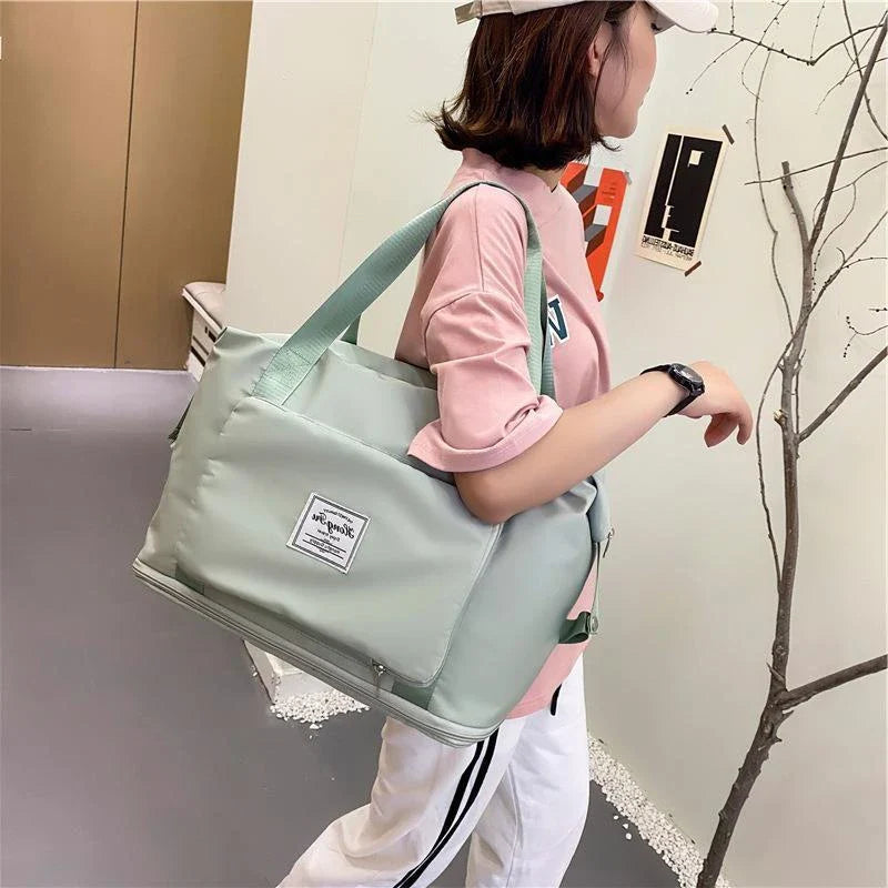 Stylish and spacious foldable travel bag for women, featuring a water-resistant Oxford cloth construction, multiple pockets, and convenient carrying options.