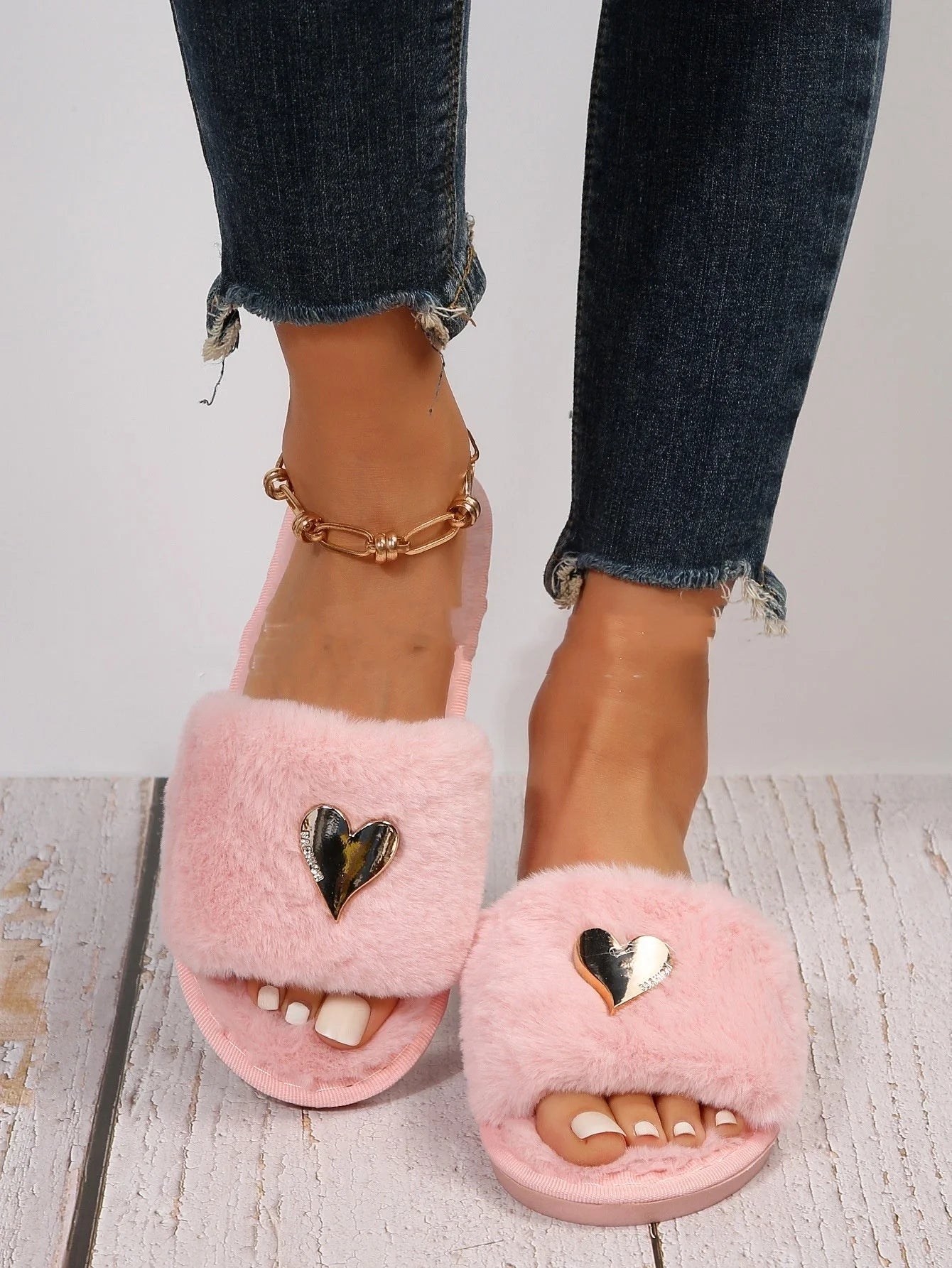 Cosy faux fur slippers for women with heart pendant in various colours