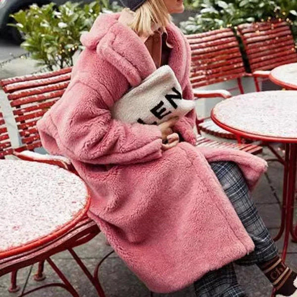 Stylish women's lapel lamb fleece winter coat with faux fur detailing and pockets