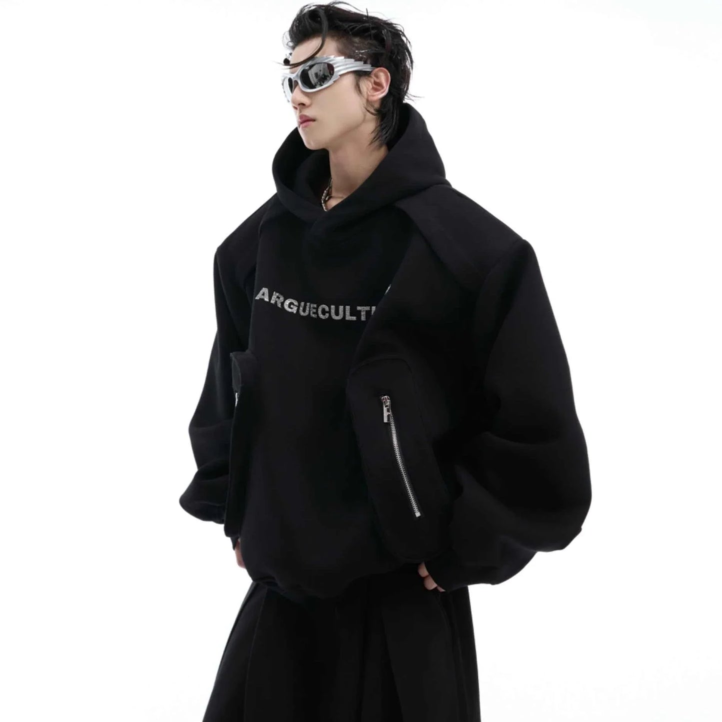 A cosy, hooded pullover sweater for men, featuring front pockets and a classic British-inspired design.