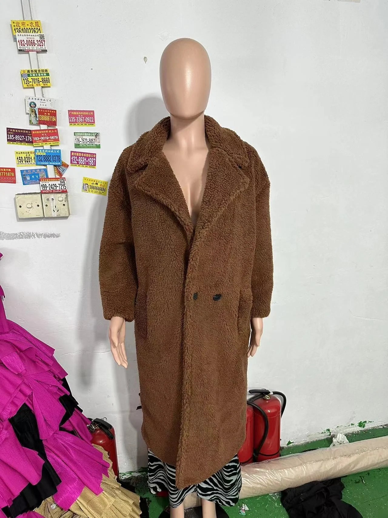 Stylish women's lapel lamb fleece winter coat with faux fur detailing and pockets