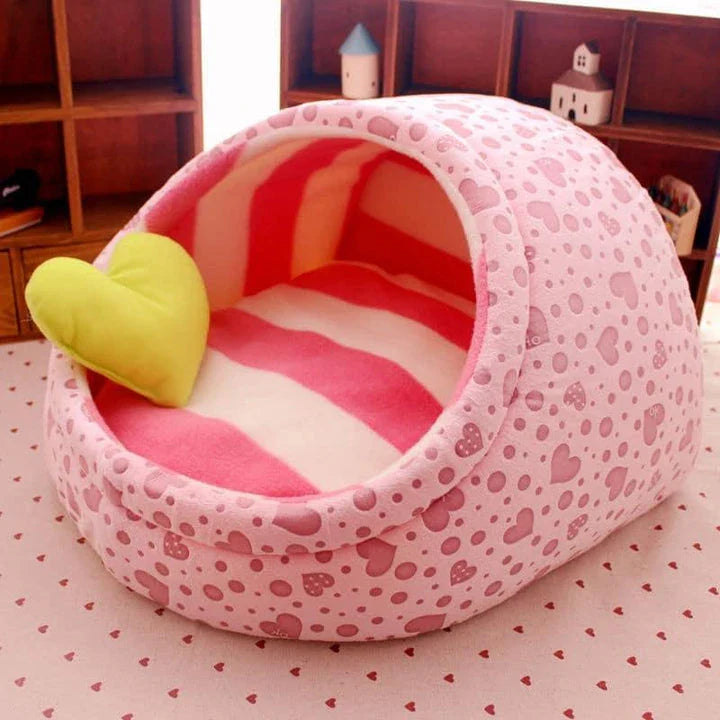 Cosy, washable dog kennel in various sizes and colours, providing a comfortable and durable retreat for pet owners