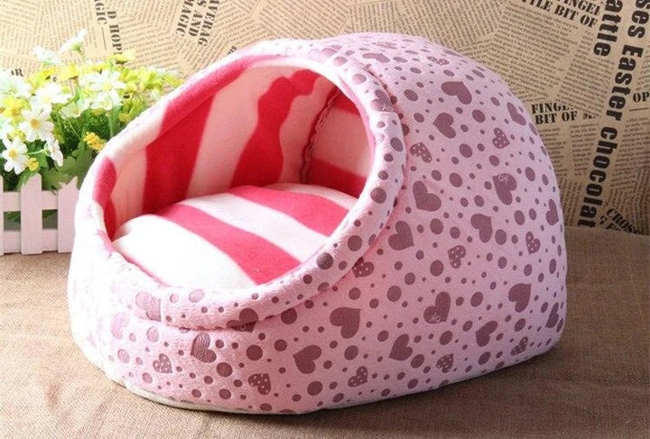Cosy, washable dog kennel in various sizes and colours, providing a comfortable and durable retreat for pet owners
