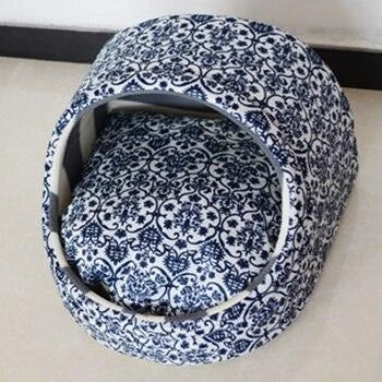 Cosy, washable dog kennel in various sizes and colours, providing a comfortable and durable retreat for pet owners
