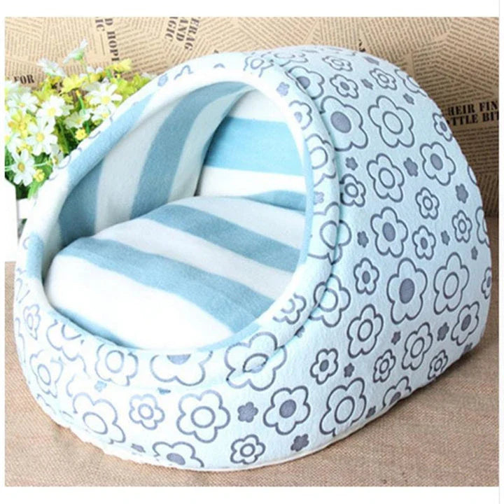 Cosy, washable dog kennel in various sizes and colours, providing a comfortable and durable retreat for pet owners
