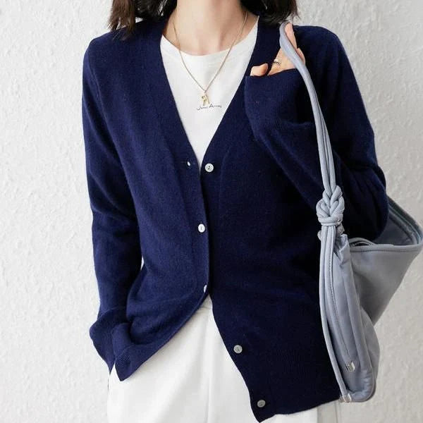 A stylish, single-breasted cardigan with a v-neck collar and chic button details, made from a premium cashmere blend fabric.