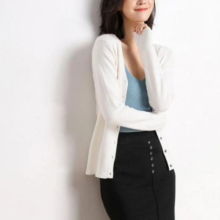 A stylish, single-breasted cardigan with a v-neck collar and chic button details, made from a premium cashmere blend fabric.