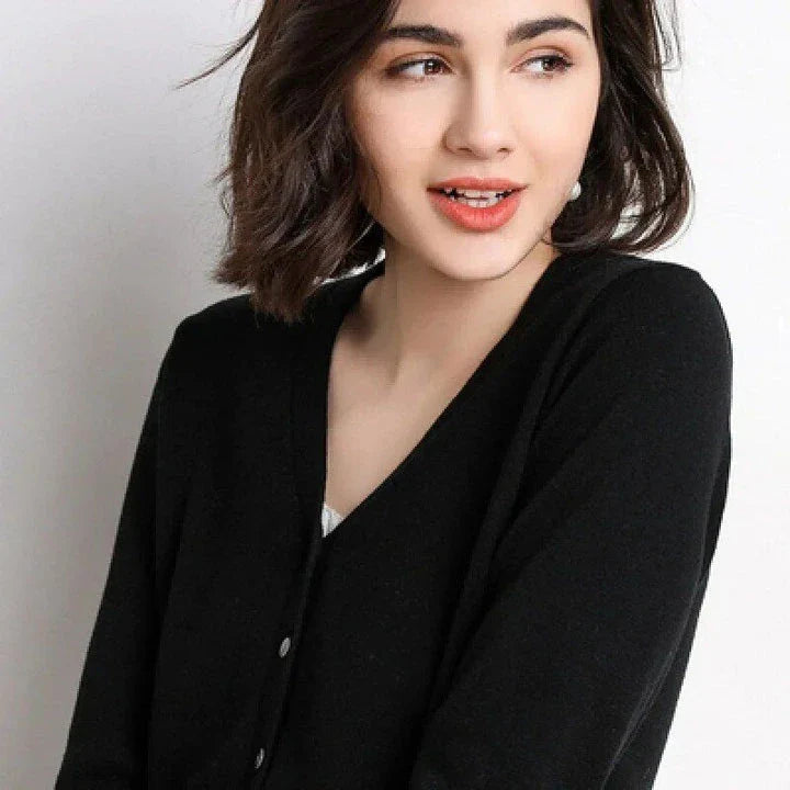A stylish, single-breasted cardigan with a v-neck collar and chic button details, made from a premium cashmere blend fabric.