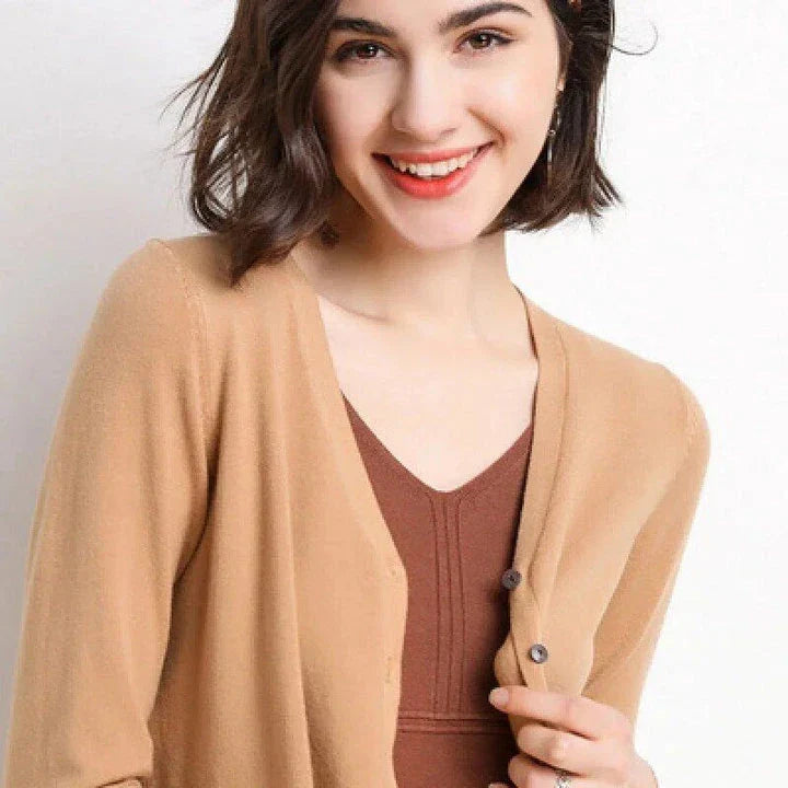 A stylish, single-breasted cardigan with a v-neck collar and chic button details, made from a premium cashmere blend fabric.