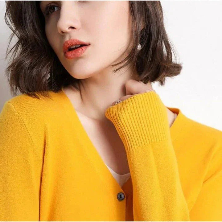 A stylish, single-breasted cardigan with a v-neck collar and chic button details, made from a premium cashmere blend fabric.