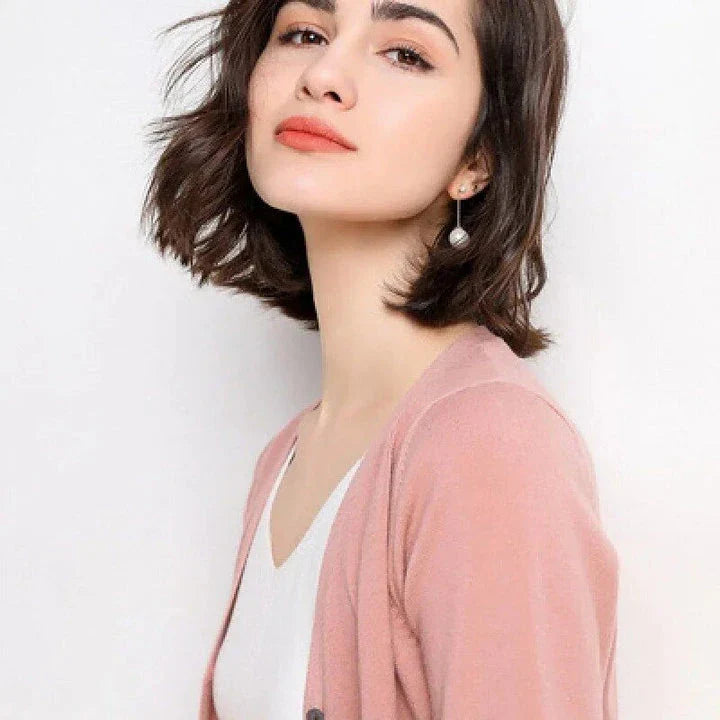 A stylish, single-breasted cardigan with a v-neck collar and chic button details, made from a premium cashmere blend fabric.