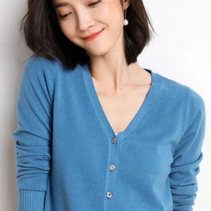 A stylish, single-breasted cardigan with a v-neck collar and chic button details, made from a premium cashmere blend fabric.
