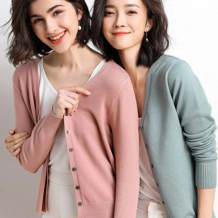 A stylish, single-breasted cardigan with a v-neck collar and chic button details, made from a premium cashmere blend fabric.