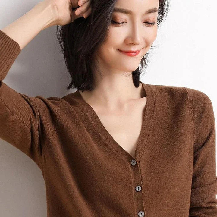 A stylish, single-breasted cardigan with a v-neck collar and chic button details, made from a premium cashmere blend fabric.