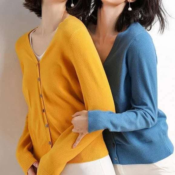 A stylish, single-breasted cardigan with a v-neck collar and chic button details, made from a premium cashmere blend fabric.