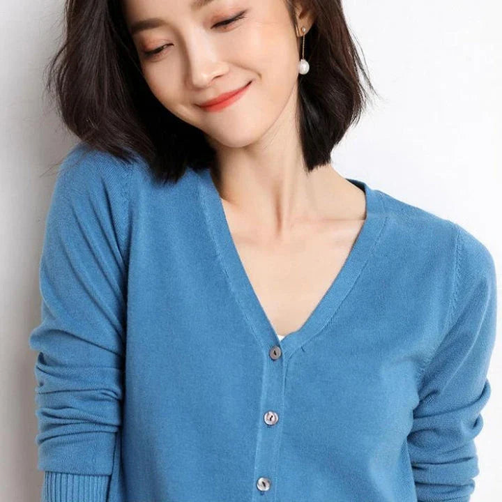 A stylish, single-breasted cardigan with a v-neck collar and chic button details, made from a premium cashmere blend fabric.