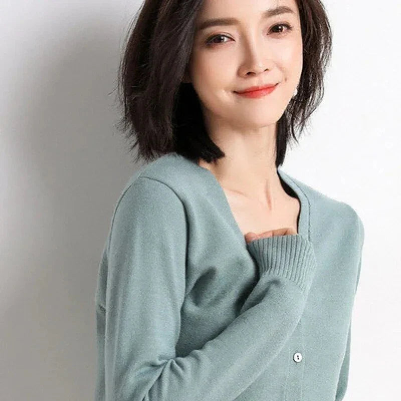 A stylish, single-breasted cardigan with a v-neck collar and chic button details, made from a premium cashmere blend fabric.
