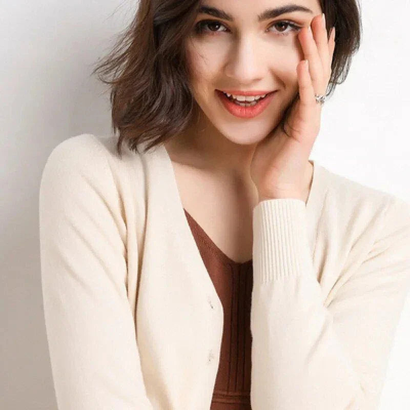A stylish, single-breasted cardigan with a v-neck collar and chic button details, made from a premium cashmere blend fabric.