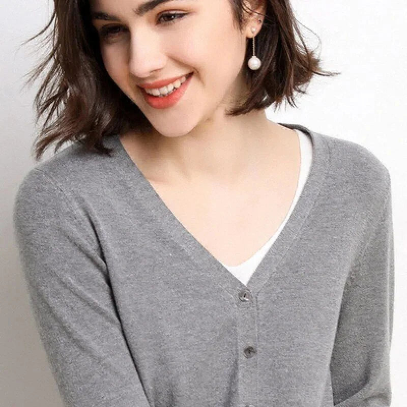A stylish, single-breasted cardigan with a v-neck collar and chic button details, made from a premium cashmere blend fabric.