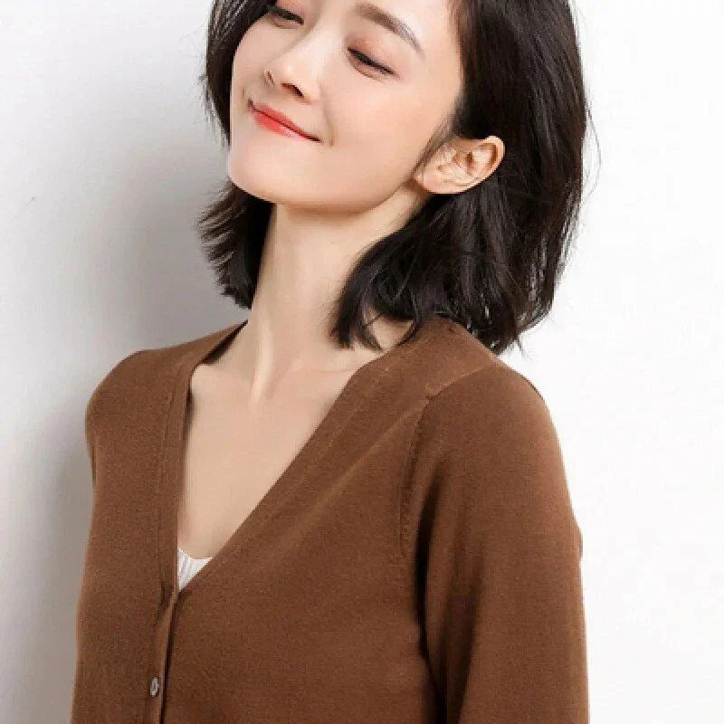 A stylish, single-breasted cardigan with a v-neck collar and chic button details, made from a premium cashmere blend fabric.