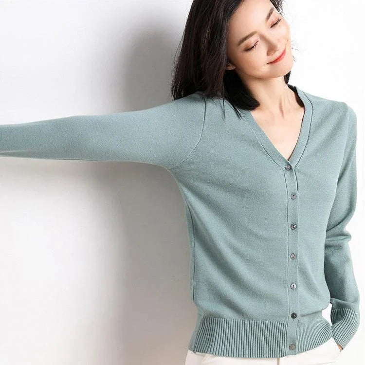 A stylish, single-breasted cardigan with a v-neck collar and chic button details, made from a premium cashmere blend fabric.