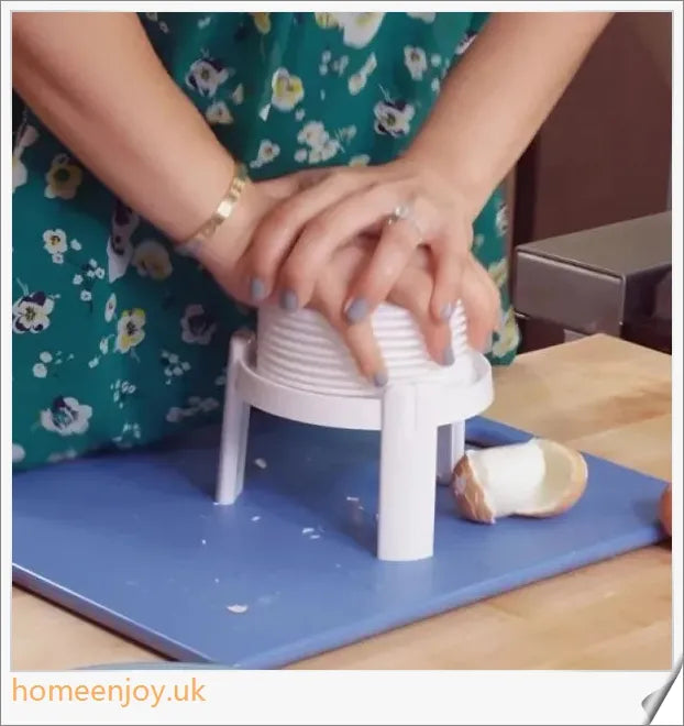Creative Egg Peeler - A compact and portable kitchen tool that effortlessly peels boiled eggs for British home cooks