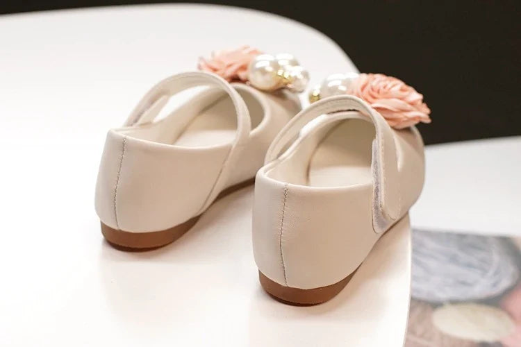 A pair of children's shoes in a unique and stylish Korean-inspired design, featuring a microfiber leather upper and a comfortable, durable beef tendon sole.
