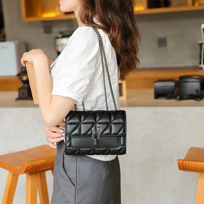 Chic Leather Chain Shoulder Bag in Black - Timeless British Elegance and Sophistication