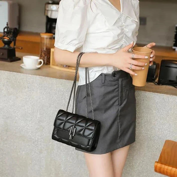 Chic Leather Chain Shoulder Bag in Black - Timeless British Elegance and Sophistication